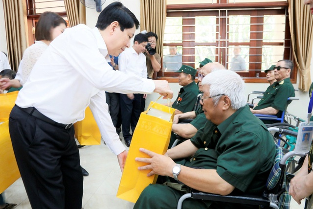 Chủ tịch nước Lương Cường thăm thương , bệnh binh và khẳng định giá trị hòa bình - Ảnh 1.