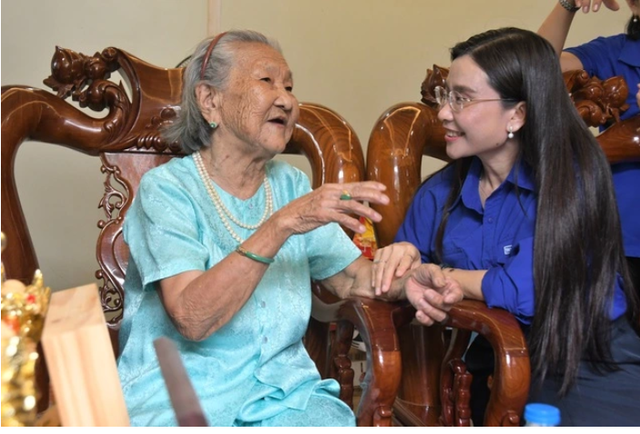 Thế hệ trẻ tri ân các mẹ Việt Nam anh hùng - Ảnh 2.