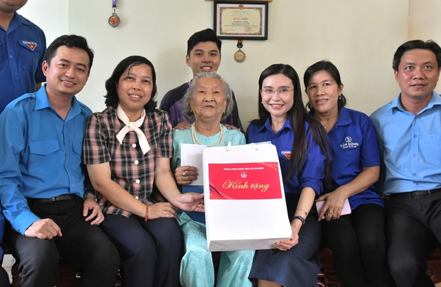 Thế hệ trẻ tri ân các mẹ Việt Nam anh hùng Thế hệ trẻ tri ân các mẹ Việt Nam anh hùng