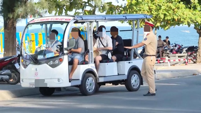 Tạm dừng thử nghiệm xe điện du lịch ở Đồng Hới, nhiều hệ lụy ph&aacute;t sinh- Ảnh 1.