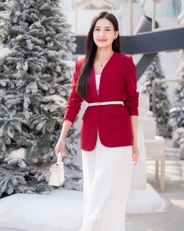 Áo blazer không cổ tưởng chừng phá cách nhưng lại cực kỳ thanh lịch- Ảnh 2.