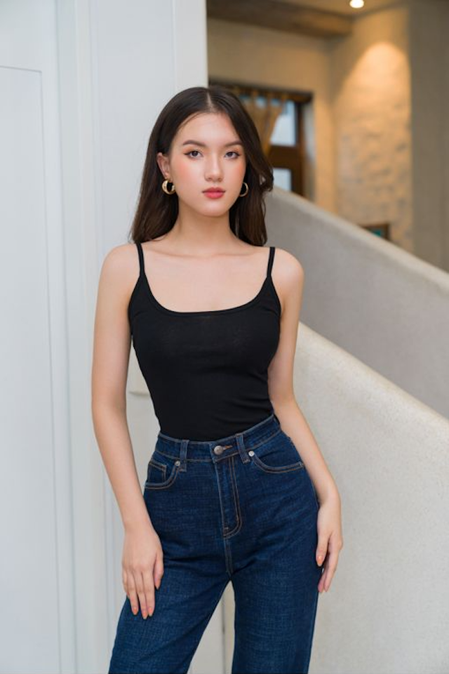 Áo hai dây kết hợp cùng quần jeans, nét đẹp sắc sảo cho mùa hè năng động- Ảnh 2.
