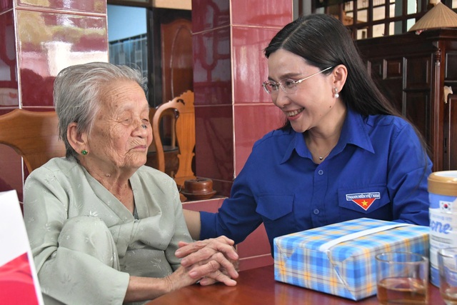 Thế hệ trẻ tri ân các mẹ Việt Nam anh hùng - Ảnh 3.