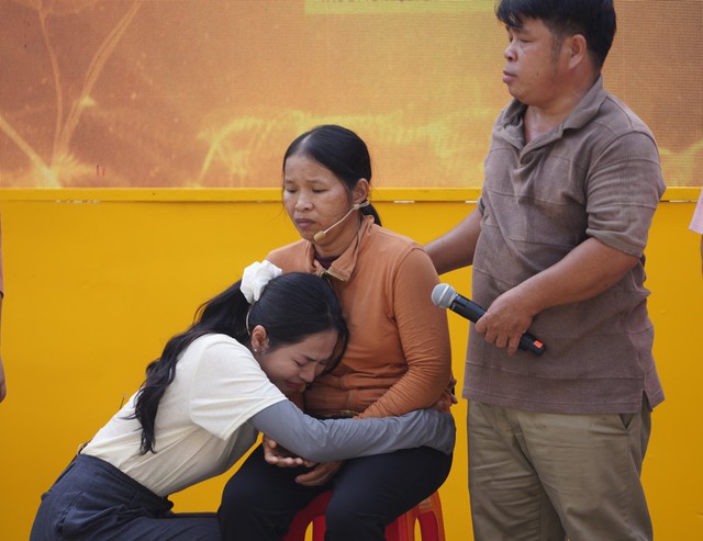 Cô gái hát ‘Viết tiếp câu chuyện hòa bình’ bật khóc nhắc về biến cố