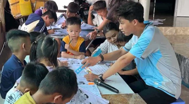 Chàng trai gen Z cùng hành trình gieo nắng sưởi ấm cho đời - Ảnh 1.