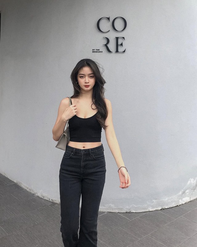 Áo hai dây kết hợp cùng quần jeans, nét đẹp sắc sảo cho mùa hè năng động- Ảnh 3.