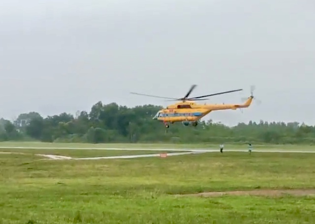 Trực thăng Mi-171 vào Nghệ An cứu trợ - Ảnh 1.