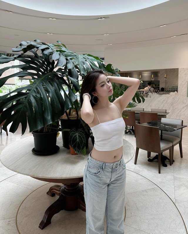 Áo hai dây kết hợp cùng quần jeans, nét đẹp sắc sảo cho mùa hè năng động- Ảnh 4.