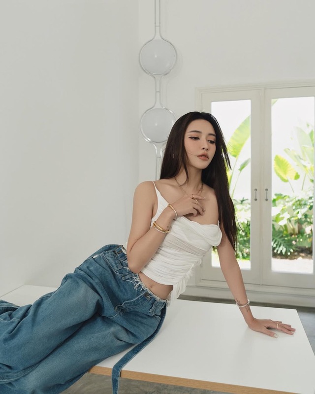 Áo hai dây kết hợp cùng quần jeans, nét đẹp sắc sảo cho mùa hè năng động- Ảnh 5.