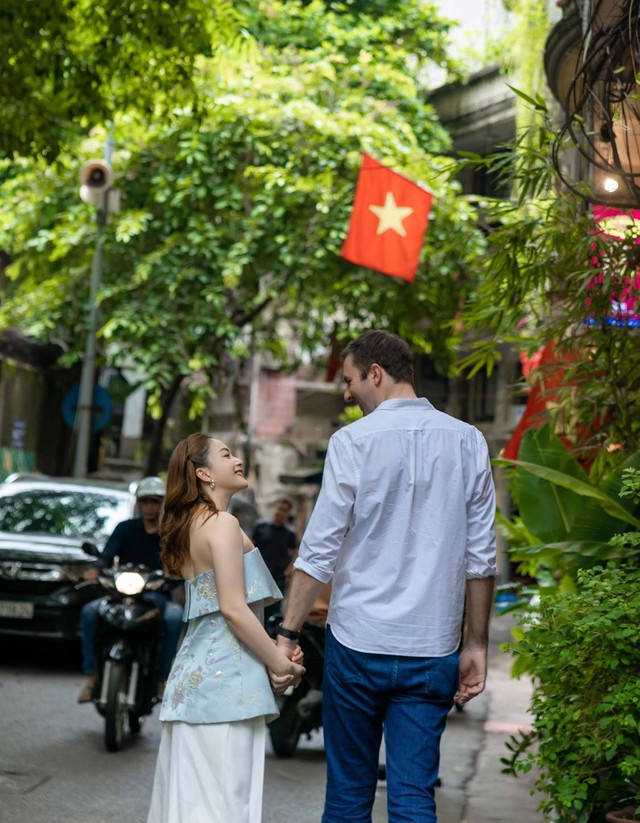 

Trong một bài phỏng vấn với Thanh Niên vào năm 2022, nữ diễn viên Thương ngày nắng về cho biết ông xã mong muốn tổ chức đám cưới còn cô thì không. 'Vì một tờ giấy kết hôn là một sự kết nối không ai có thể phủ nhận được rồi và nó còn liên quan đến cả luật pháp nữa. Còn đối với tôi, đám cưới chỉ là hình thức thôi. Có thể tôi cũng không quen với việc có một bữa tiệc hay sự kiện có đông người đến nên tôi không hào hứng gì lắm', cô tâm sự  