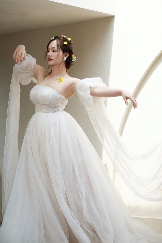 

Những năm vừa qua, Lan Phương là gương mặt sáng giá trong những bộ phim truyền hình phía Bắc như Cả một đời ân oán, Thương ngày nắng về, Gia đình mình vui bất thình lình...  
