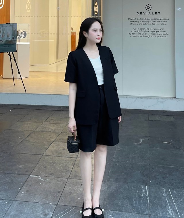 Áo blazer không cổ tưởng chừng phá cách nhưng lại cực kỳ thanh lịch- Ảnh 6.