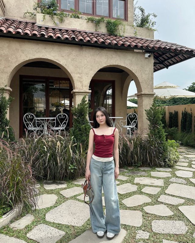Áo hai dây kết hợp cùng quần jeans, nét đẹp sắc sảo cho mùa hè năng động- Ảnh 6.