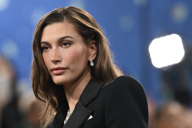 Hailey Bieber tiết lộ cuộc hôn nhân với Justin Bieber là 'điên rồ' - Ảnh 1.