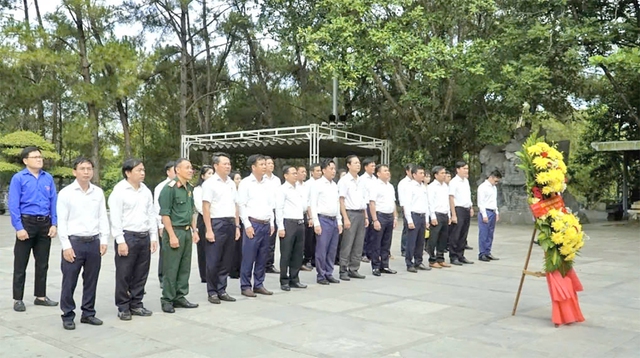 Công ty Điện lực Quảng Trị tri ân các anh hùng liệt sĩ- Ảnh 1.