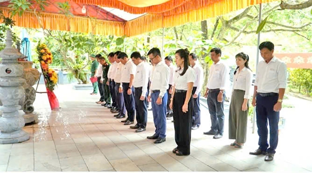 Công ty Điện lực Quảng Trị tri ân các anh hùng liệt sĩ- Ảnh 2.