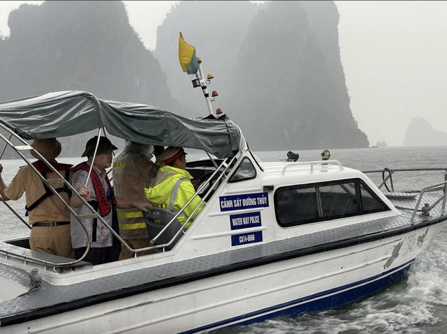 Hai du thuyền Hạ Long bắn pháo hoa sau vụ lật tàu: Ngành du lịch nói gì? - Ảnh 2.