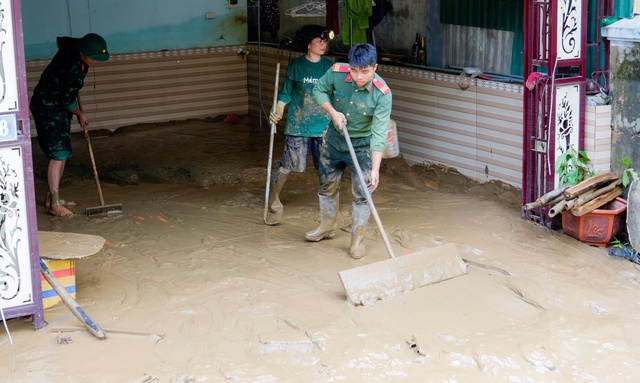 Phó thủ tướng Mai Văn Chính thị sát và động viên người dân vùng lũ Nghệ An - Ảnh 2.