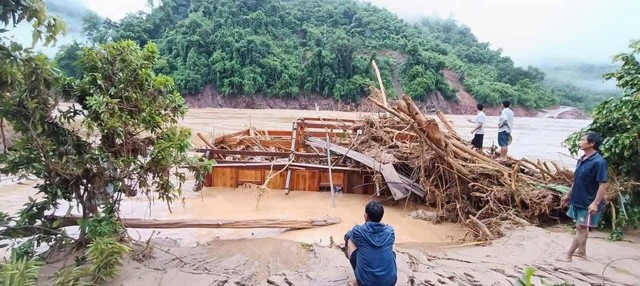 Người dân Nghệ An bị cô lập do lũ lụt được Viettel cộng tiền vào tài khoản- Ảnh 1. Người dân Nghệ An bị cô lập do lũ lụt được Viettel cộng tiền vào tài khoản- Ảnh 1.