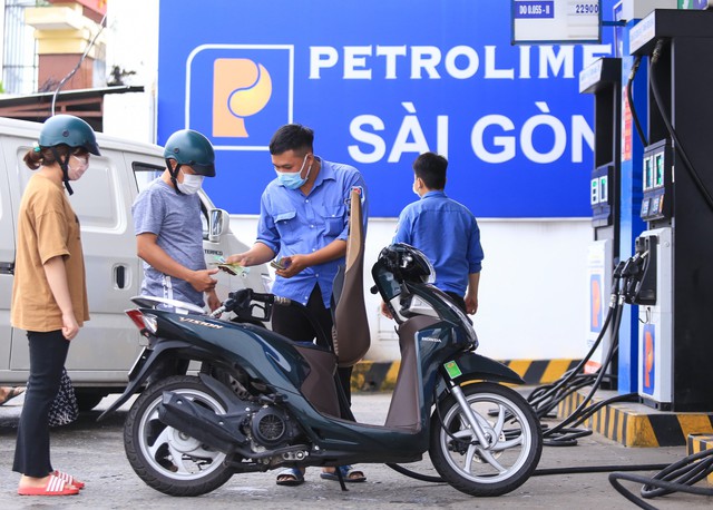Giá xăng dầu hôm nay 24.7.2025: Xăng chiều nay giảm bao nhiêu đồng một lít? - Ảnh 1.