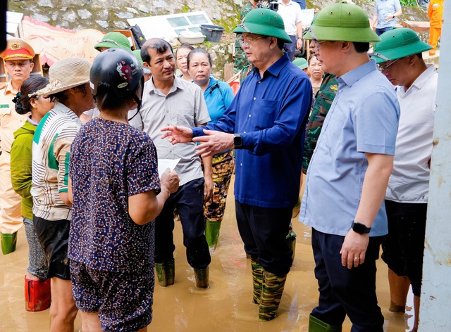 Phó thủ tướng Mai Văn Chính thị sát và động viên người dân vùng lũ Nghệ An - Ảnh 1.