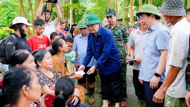 Phó thủ tướng Mai Văn Chính thị sát và động viên người dân vùng lũ Nghệ An - Ảnh 3.