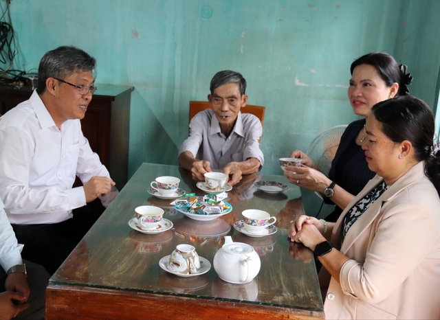 Ph&oacute; chủ tịch Ủy ban T.Ư MTTQVN H&agrave; Thị Nga thăm mẹ VNAH ở L&acirc;m Đồng- Ảnh 4.