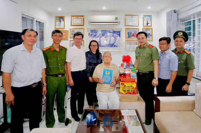 Trung tướng Mai Hoàng, Giám đốc Công an TP.HCM thăm các gia đình chính sách - Ảnh 2.