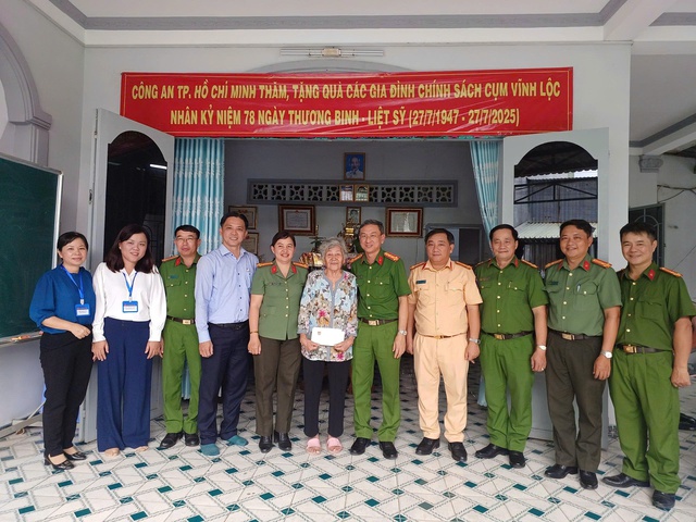 Trung tướng Mai Hoàng, Giám đốc Công an TP.HCM thăm các gia đình chính sách - Ảnh 4.
