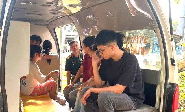 Lật xe chở sinh viên, cán bộ, chiến sĩ quân đội Lâm Đồng kịp thời cứu hộ - Ảnh 2.