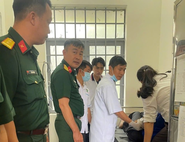 Lật xe chở sinh viên, cán bộ, chiến sĩ quân đội Lâm Đồng kịp thời cứu hộ - Ảnh 3.