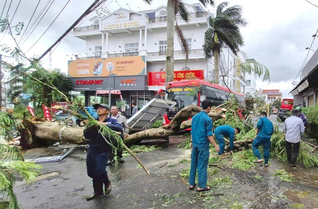 Lật xe chở sinh viên, cán bộ, chiến sĩ quân đội Lâm Đồng kịp thời cứu hộ - Ảnh 4.