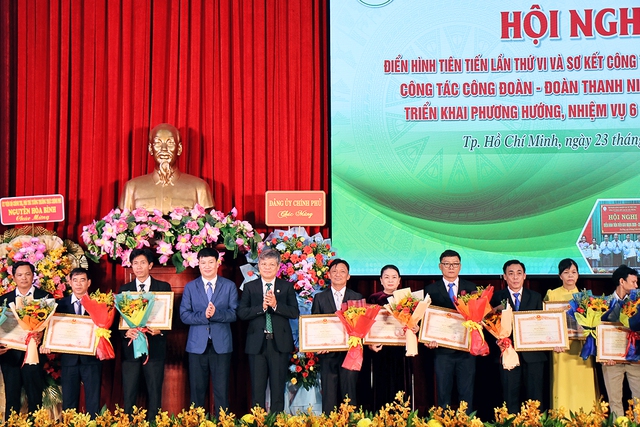 VRG xác lập mục tiêu thi đua đổi mới, khơi dậy tinh thần 'Phú Riềng đỏ'- Ảnh 1. VRG xác lập mục tiêu thi đua đổi mới, khơi dậy tinh thần 'Phú Riềng đỏ'- Ảnh 1.