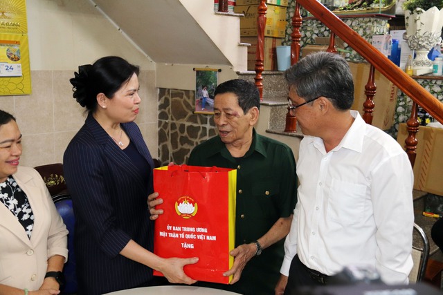 Ph&oacute; chủ tịch Ủy ban T.Ư MTTQVN H&agrave; Thị Nga thăm mẹ VNAH ở L&acirc;m Đồng- Ảnh 2.