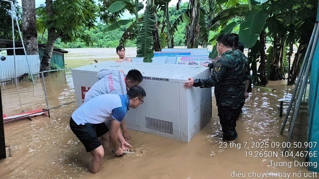 Người dân Nghệ An bị cô lập do lũ lụt được Viettel cộng tiền vào tài khoản- Ảnh 2. Người dân Nghệ An bị cô lập do lũ lụt được Viettel cộng tiền vào tài khoản- Ảnh 2.