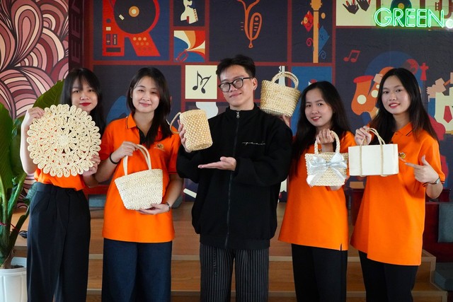 Sinh viên làm đồ thủ công mỹ nghệ từ vỏ bắp Sinh viên làm đồ thủ công mỹ nghệ từ vỏ bắp