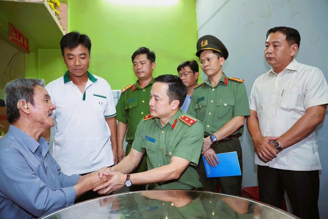 Trung tướng Mai Hoàng, Giám đốc Công an TP.HCM thăm các gia đình chính sách Trung tướng Mai Hoàng, Giám đốc Công an TP.HCM thăm các gia đình chính sách