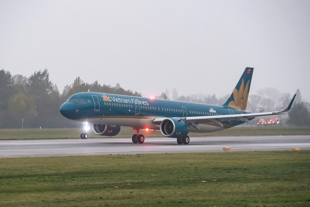 Máy bay Vietnam Airlines hạ cánh khẩn xuống Đà Nẵng cứu hành khách người Hàn Quốc - Ảnh 1.