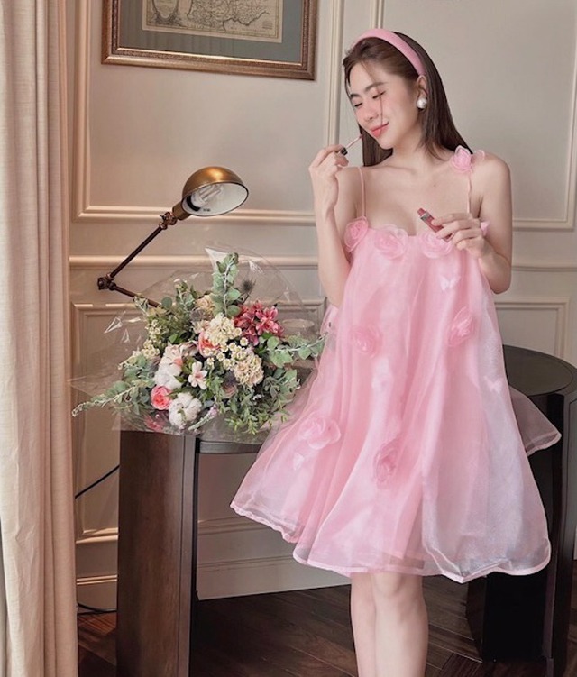 

Đầm babydoll tông hồng hai dây đính hoa cách điệu tựa làn gió mát lành thổi qua những ngày hè  