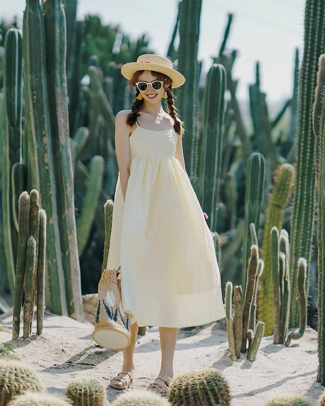 

Nét tinh khôi và yêu kiều của đầm babydoll hai dây dáng dài dẫn lối cho những cô nàng theo đuổi vẻ đẹp nữ tính. Mẫu váy tông vàng pastel nhẹ nhàng, tôn lên làn da và khí chất thanh thoát  
