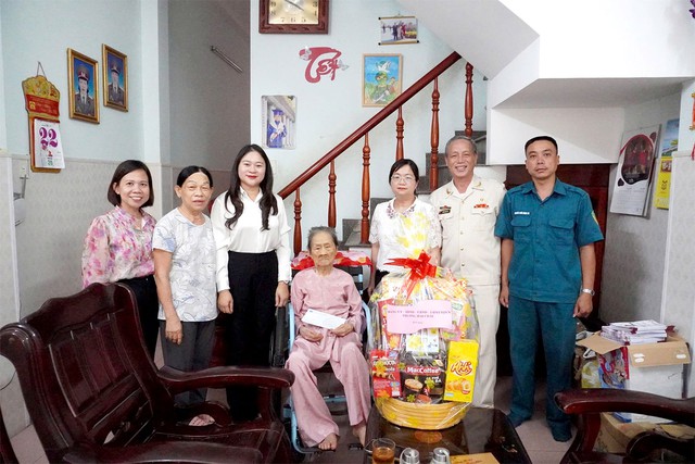 Cán bộ làm việc với tinh thần làm ngày làm đêm phục vụ người dân- Ảnh 4. Cán bộ làm việc với tinh thần làm ngày làm đêm phục vụ người dân- Ảnh 4.