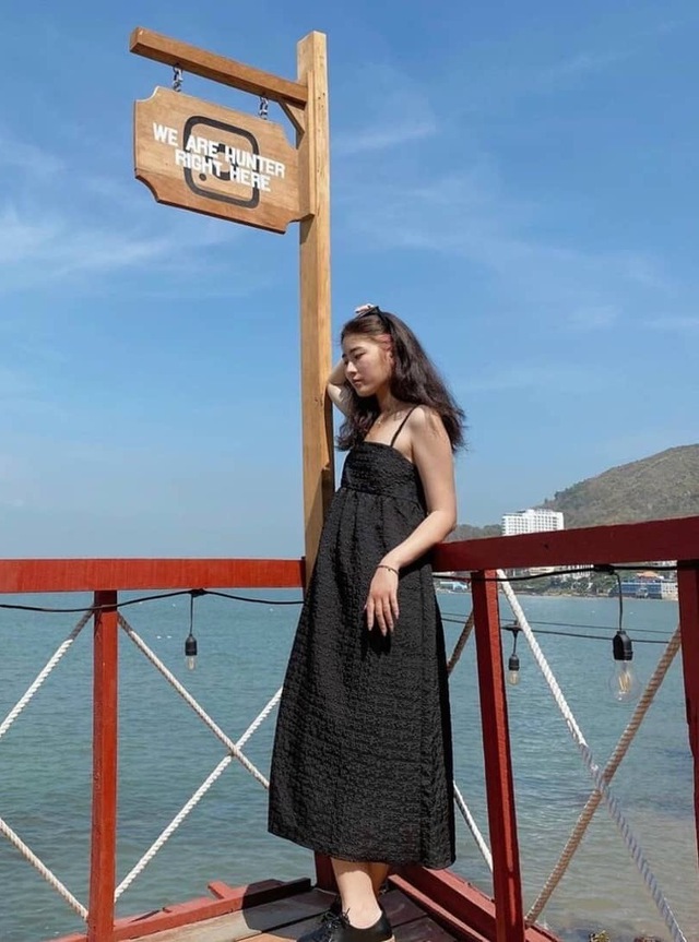 

Nàng chọn chiếc đầm babydoll hai dây dáng dài màu đen như một nốt lặng dịu dàng giữa sắc màu náo nhiệt  