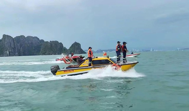 Vụ lật tàu trên vịnh Hạ Long: Phát hiện thi thể nạn nhân nữ giới - Ảnh 1.