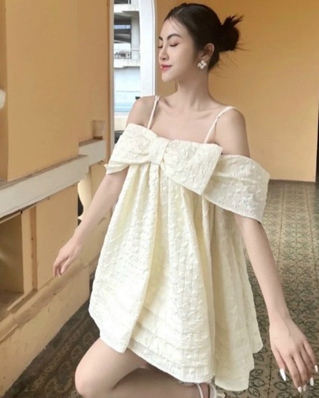 

Với vẻ ngoài ngọt ngào như nàng thơ vừa bước ra từ cổ tích, cô nàng chọn chiếc đầm babydoll vải xốp bồng bềnh mang sắc vàng pastel dịu dàng  