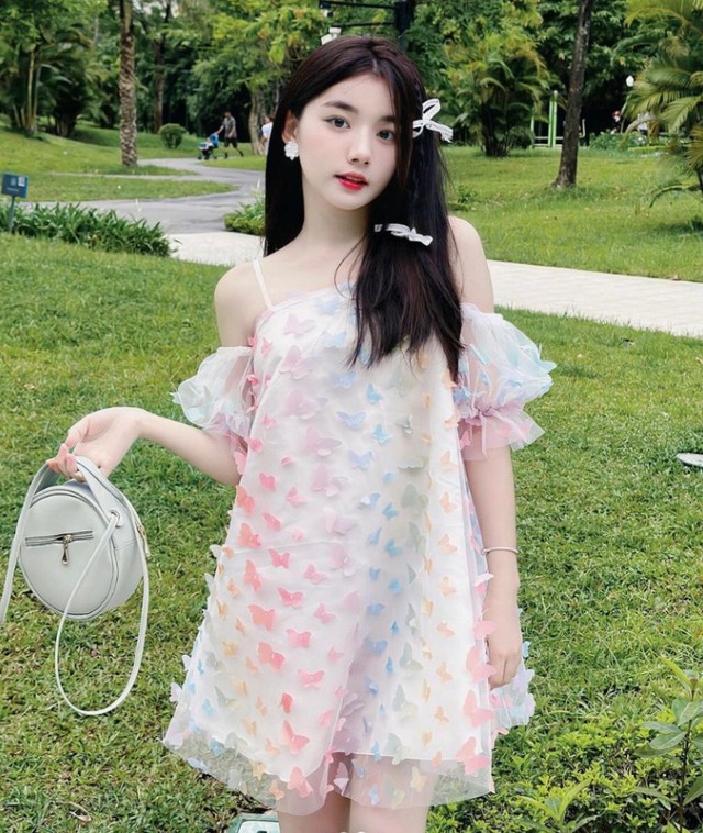

Với tinh thần nữ tính hiện đại, cô nàng chọn diện mẫu đầm babydoll hai dây voan bay bổng  
