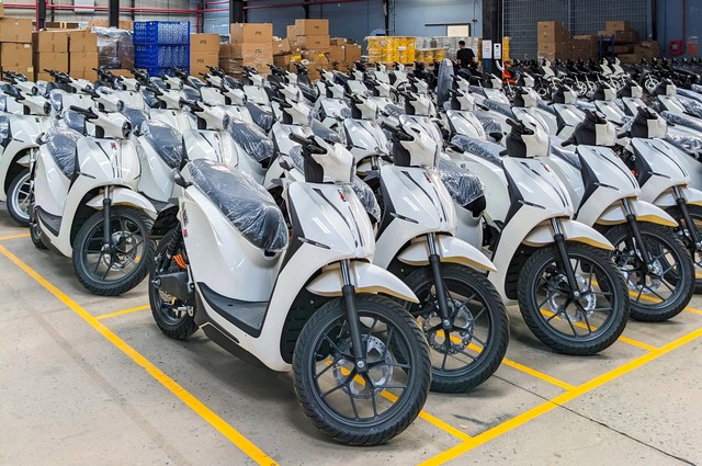 8 xe máy điện tại Việt Nam có quãng đường di chuyển xa nhất khi sạc đầy - Ảnh 1.