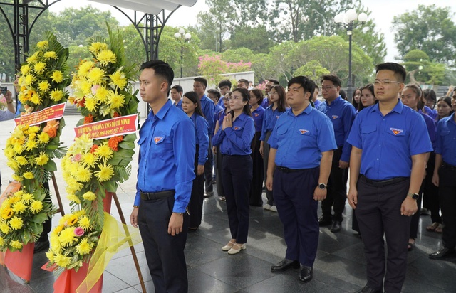 Hôm nay thanh niên cả nước đồng loạt thắp nến tri ân các liệt sĩ- Ảnh 1.