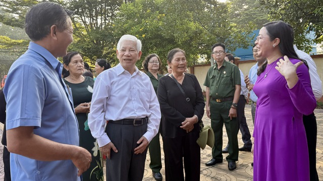 Trưởng đoàn đại biểu Quốc hội TP.HCM thăm nguyên Chủ tịch nước Nguyễn Minh Triết - Ảnh 3.