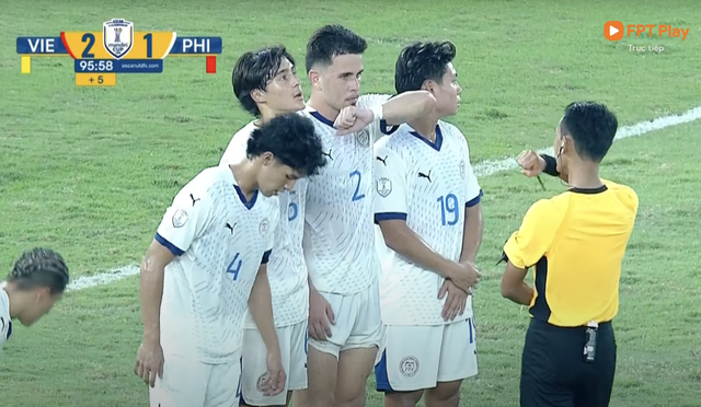 Nhầm lẫn ở trận thắng của U23 Việt Nam trước Philippines 4 Hy hữu trong bán kết U.23 Việt Nam gặp Philippines: Trọng tài rút thẻ đỏ nhầm người- Ảnh 4.