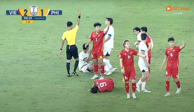 Nhầm lẫn ở trận thắng của U23 Việt Nam trước Philippines 2 Hy hữu trong bán kết U.23 Việt Nam gặp Philippines: Trọng tài rút thẻ đỏ nhầm người- Ảnh 2.